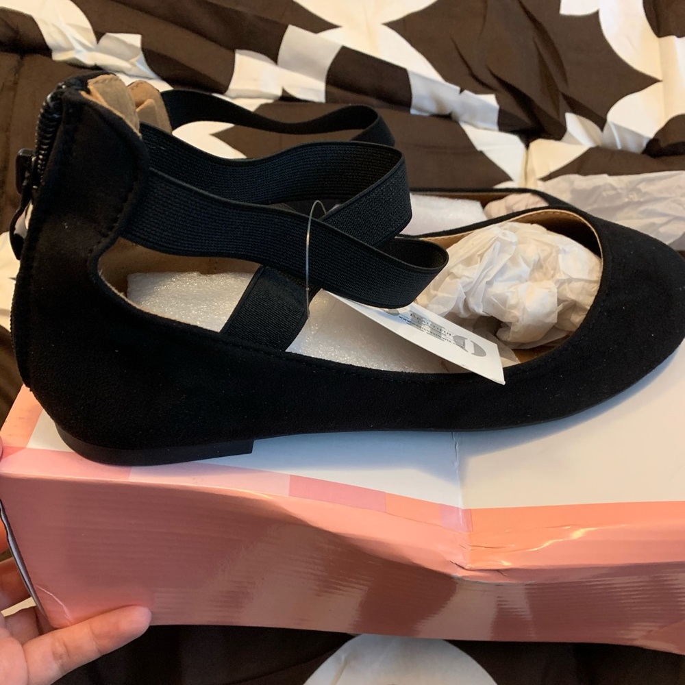 Women’s cross straps black flats